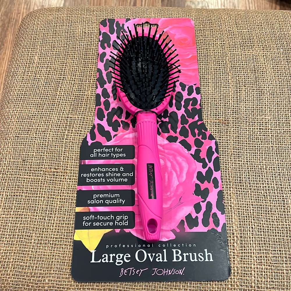 NWT Betsey Johnson large oval brush